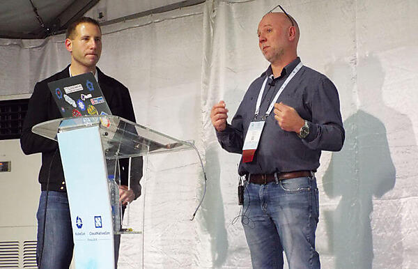 CNCFのChris Aniszczyk氏（左）とQuinton Hoole氏（右）