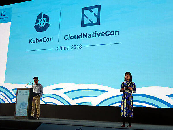 プレゼンテーションを行うCaicloudのCEOのXin Zhang氏（左）とCOOのJulia Hang（右）