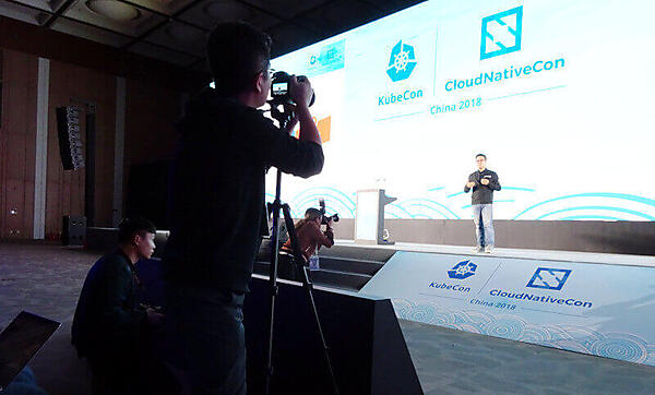 Tencentのプレゼンターを撮影しまくるカメラマンたち