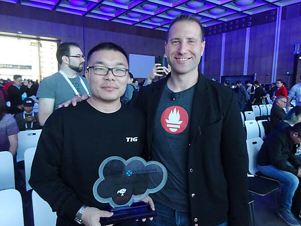 受賞したJD.comの担当者とCNCFのAniszczyk氏