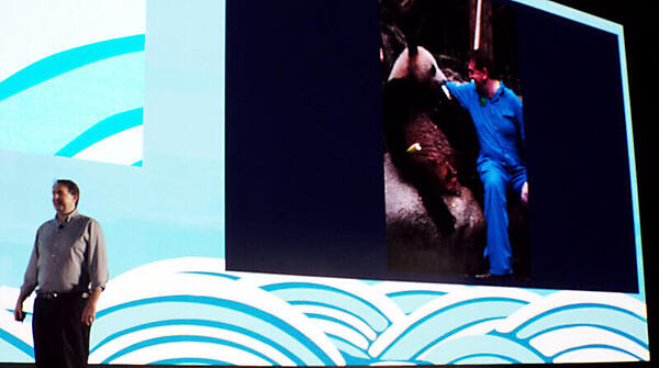 パンダと戯れるKohn氏