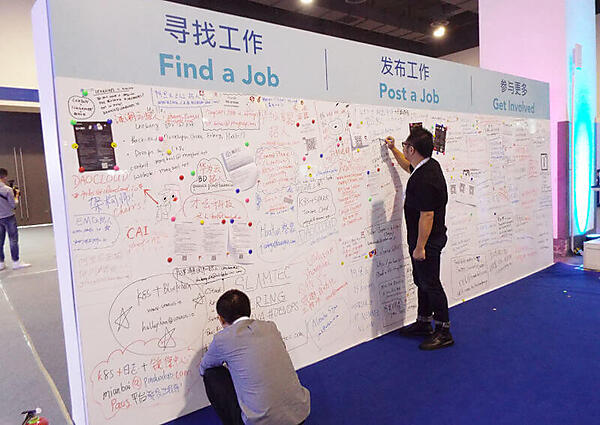 ジョブボードはスペースがないくらいに書き込まれていた