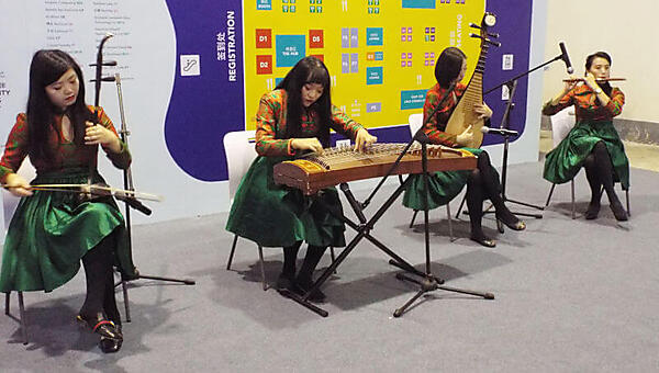 夕方にはこんな演奏隊が出現