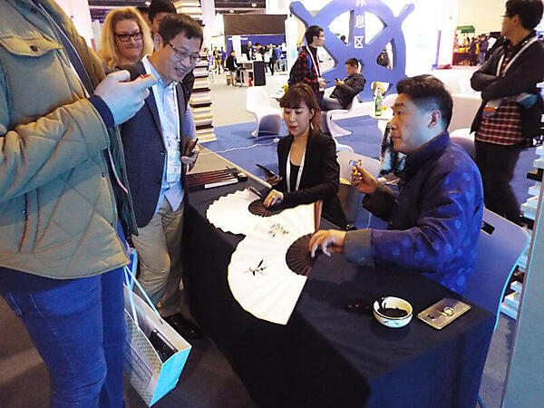 二人の書家が淡々と仕事をこなしている