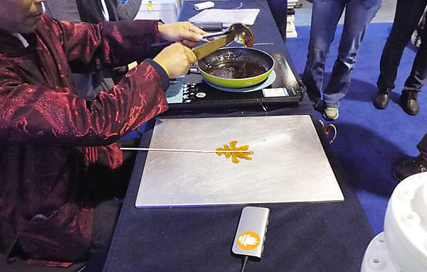 飴細工でPrometheusのロゴを作ってもらっているところ