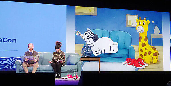 絵本を朗読するButcher氏（左）とChu氏（右）