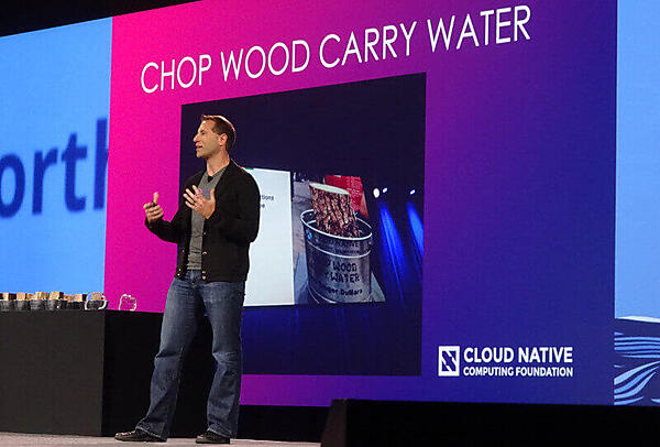 CHOP WOOD CARRY WATERアワードを発表するAniszczyk氏