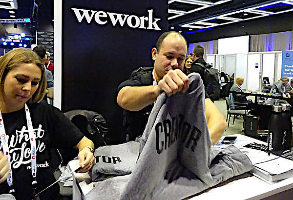 WeWorkのブース。ノベルティに参加者が殺到していた