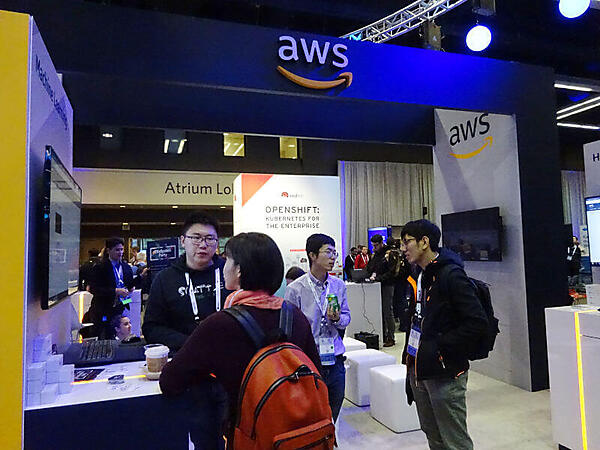 AWSとRed Hatは隣同士。入り口近くで積極的にアピールしていた