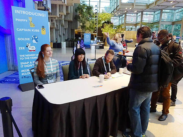 絵本にサインをするButcher氏とChu氏