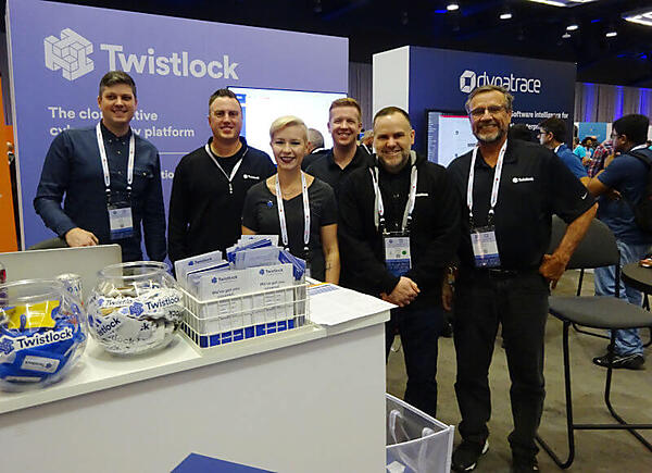 KubeConでのTwistlockブースのスタッフ一同