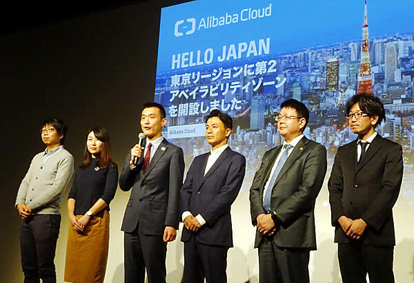 プレゼンテーションを行うユニーク・ソング氏（左から3人目）