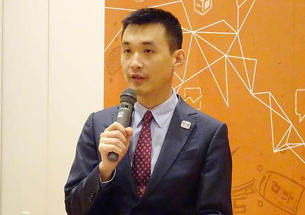 メディアブリーフィングで質問に答えるソング氏