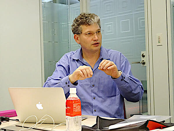 説明とデモを行うトリエフ氏