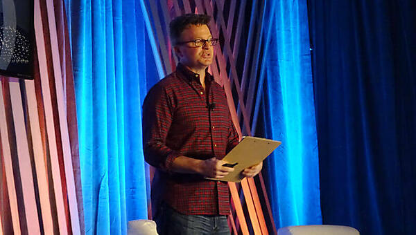 最初のプレゼンテーションを行うLinux FoundationのJim Zemlin氏