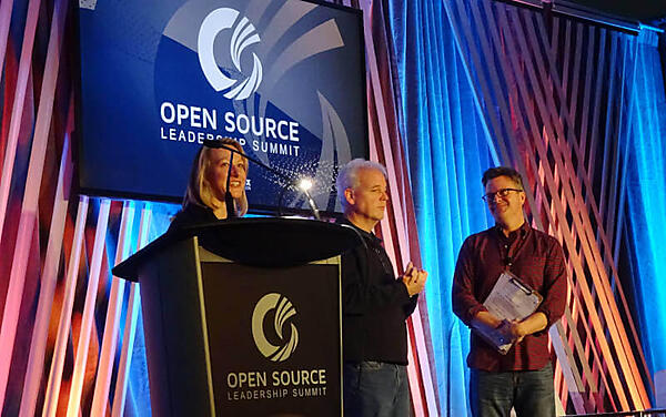 左：RISC-Vの新CEOであるRedmond氏、中央：Interim CEOであったWestern DigitalのMartin Fink氏、右：Jim Zemlin氏