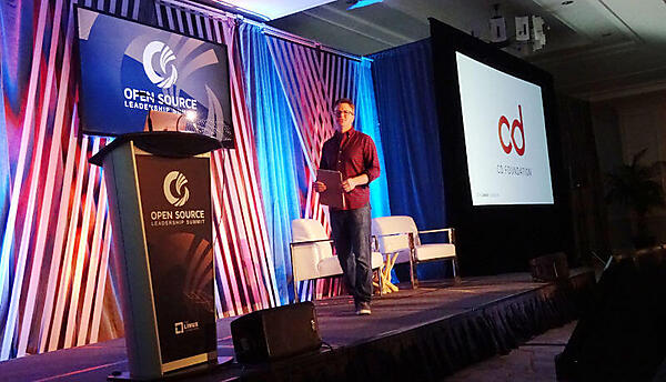 Continuous Delivery Foundationの紹介を行うJim Zemlin氏