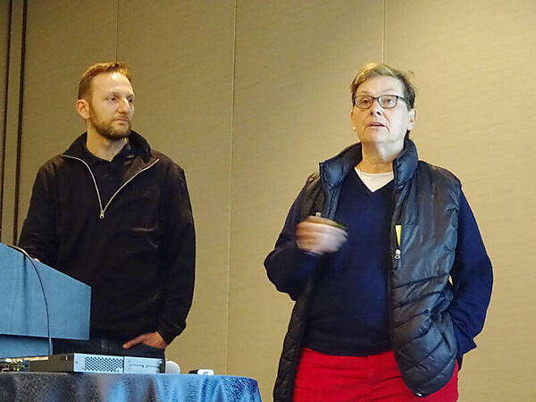 Diane Mueller氏（右）とBitergiaのDaniel Izquierdo氏（左）