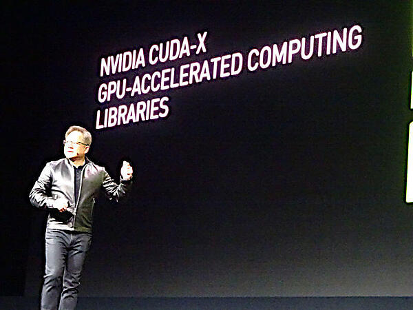 CUDA-Xを紹介するフアン氏