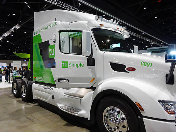 TuSimpleの車輌。カメラ／LIDARの多さが特徴的
