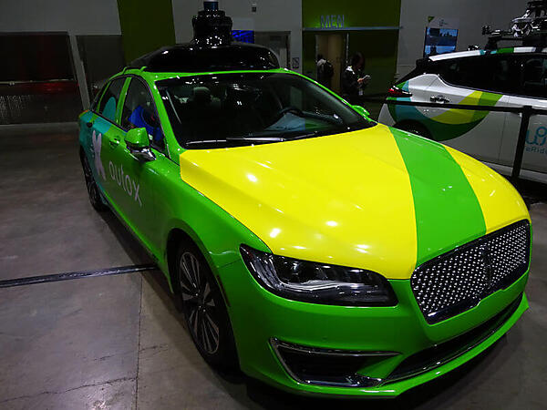 セダンの屋根にセンサー機器が載っている