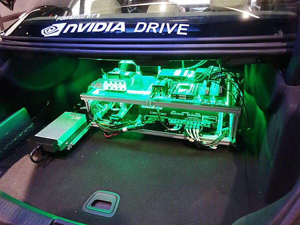 トランクにはこれくらいの機器が載る