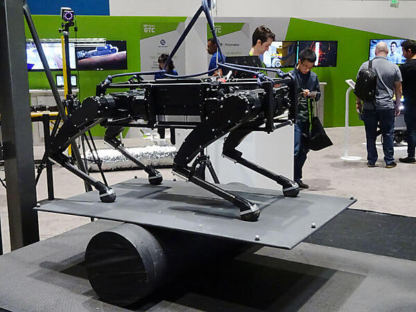 バランスを崩さないように制御するSpotMiniによく似たロボット