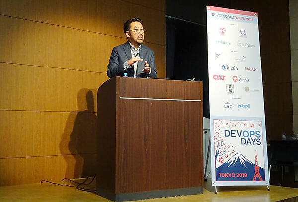 講演を行うGene Kim氏