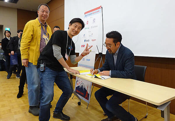 参加者と対話しながら気さくに著書にサインを行うKim氏