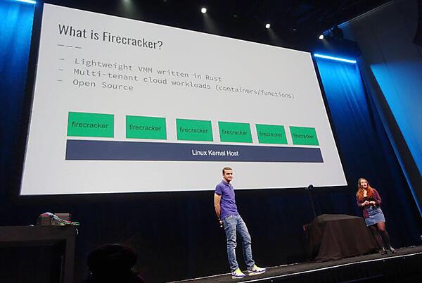 Firecrackerの紹介を行うKata ContainersのメンバーとFirecrackerのメンテナー