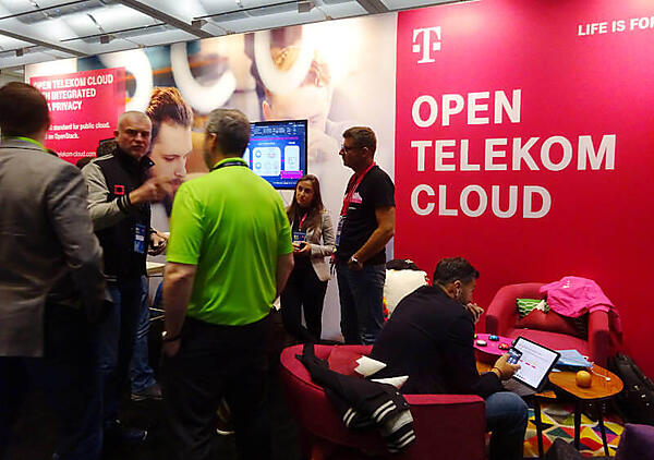 ドイツテレコム／T-Mobileのブースはピンクがポイント