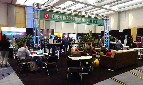 展示会場中央に設置されたラウンジ。かなり規模は小さくなった