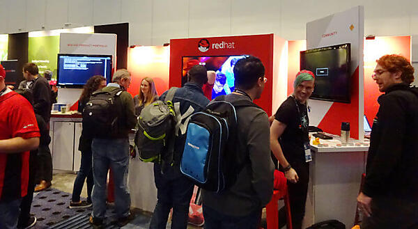 Red Hatのブース。この時はロゴが古いままだ