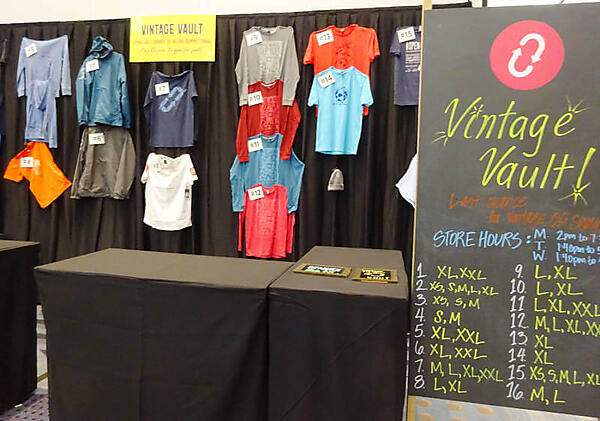 過去のOpenStack Summitのノベルティを売るブース