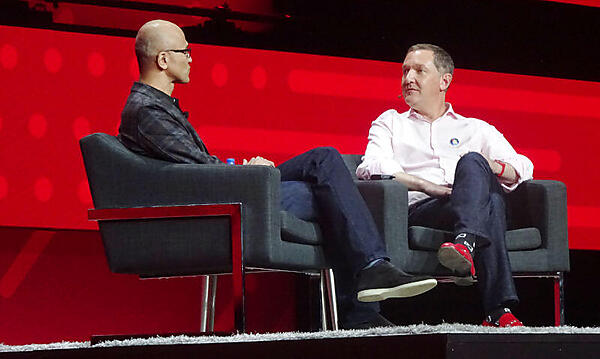 MicrosoftのCEO、Satya Nadella氏（左）とWhitehurst氏（右）