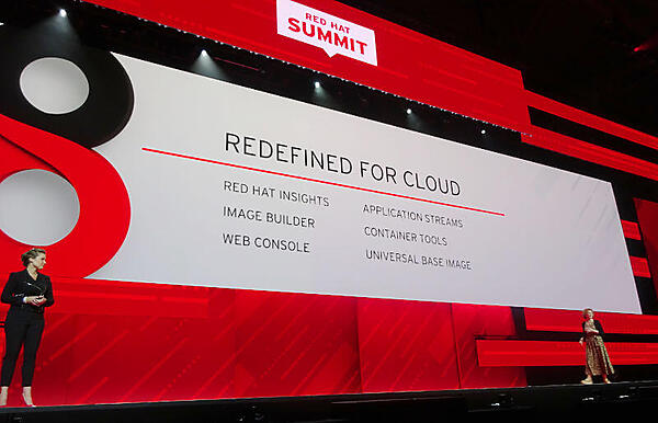 RHEL 8を紹介するChiras氏（左）とDumas氏（右）