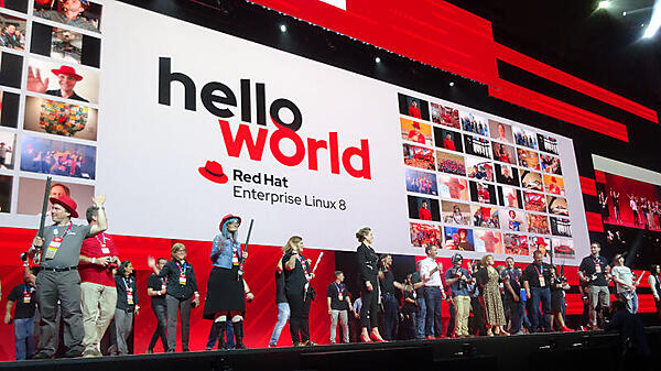 RHEL 8のTシャツを会場の参加者に向けてプレゼント