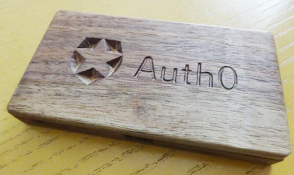 Auth0のノベルティ。ロゴマークは保安官のバッジをイメージしているという