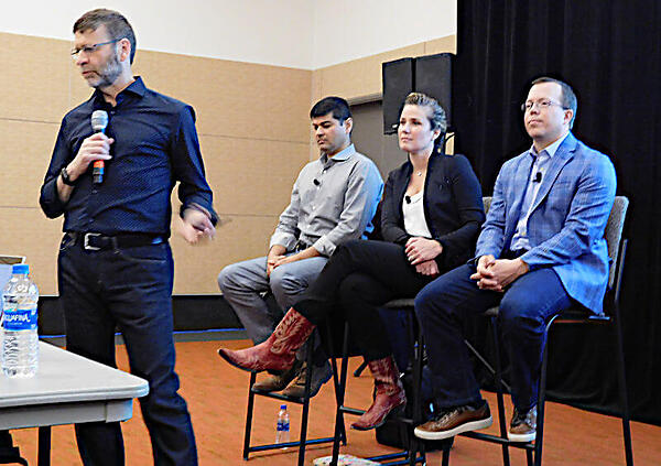 左からPaul Cormier氏、Ashesh Badani氏、Stefanie Chiras氏、Matt Hicks氏