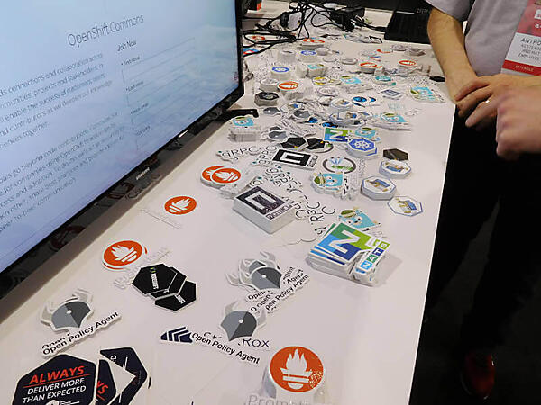 CNCFのブースで配布されるようなステッカーがここで配布されていた