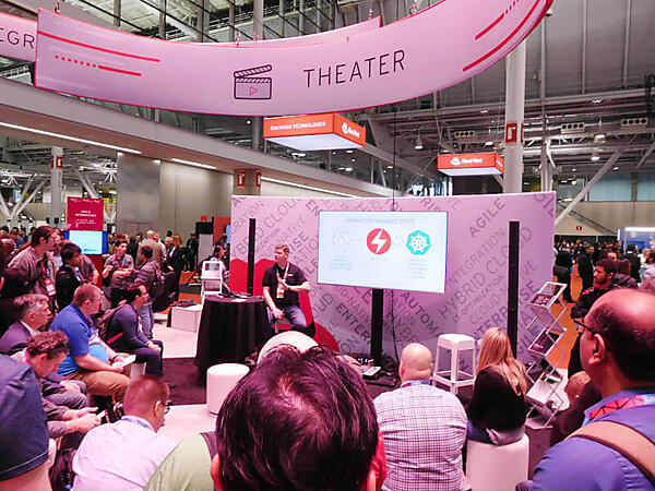 Red Hatのミニシアター。常にプレゼンテーションが行われていた