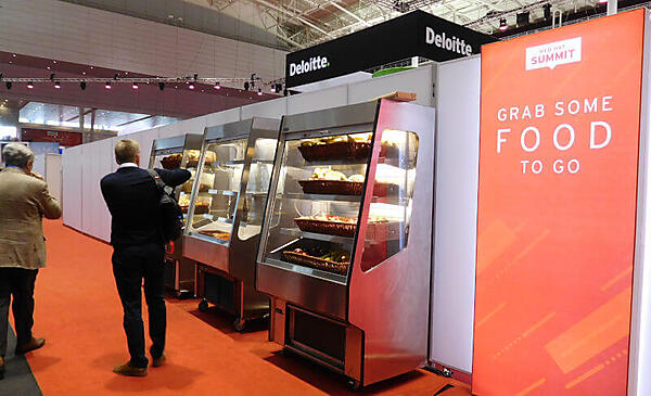 バナナやサラダが手に入るフードスタンド