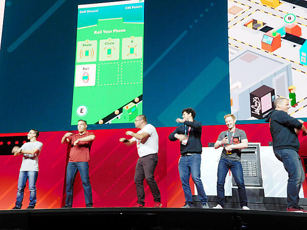 デモを行ったエンジニアもダンスでノリノリ