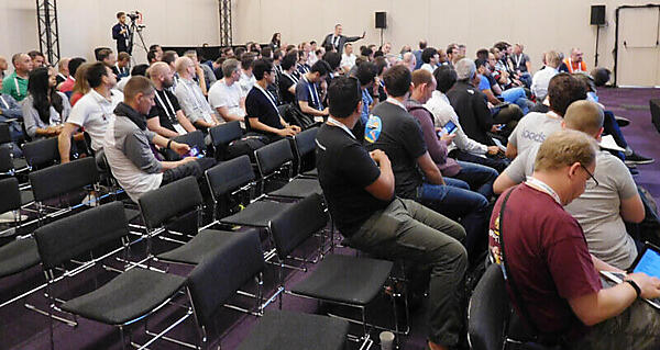 参加者の様子。なかなか質問が途切れない