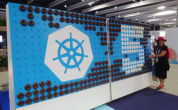 ショーケース内に設置された5周年を祝うボード。黒いのはチョコドーナツだ