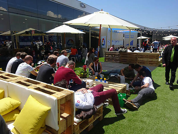 Googleが用意した休憩スペース。外の爽やかな空気が心地よい