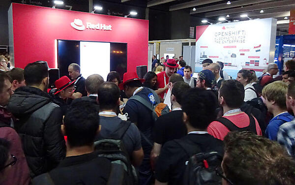 Red Hatのブースではノベルティの赤い帽子が大人気