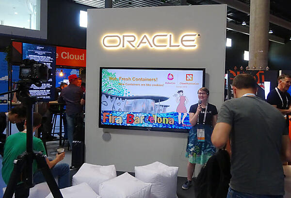 Oracleでさえカンパニーカラーは抑え気味