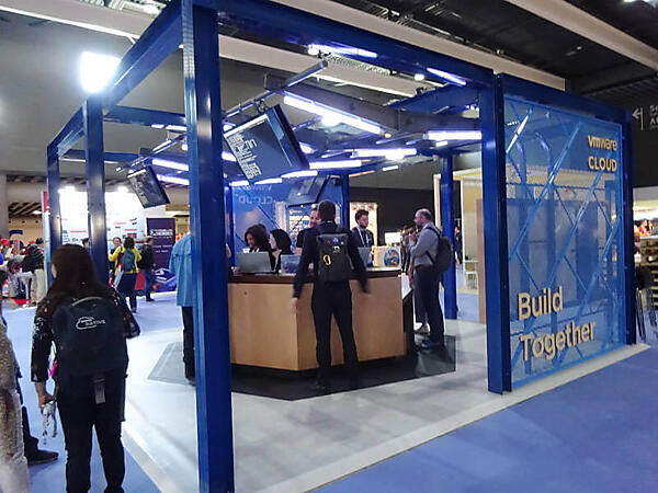 VMwareのブースはキオスクのようなデザイン