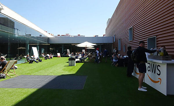 AWSの休憩スペース。青空が気持ち良い